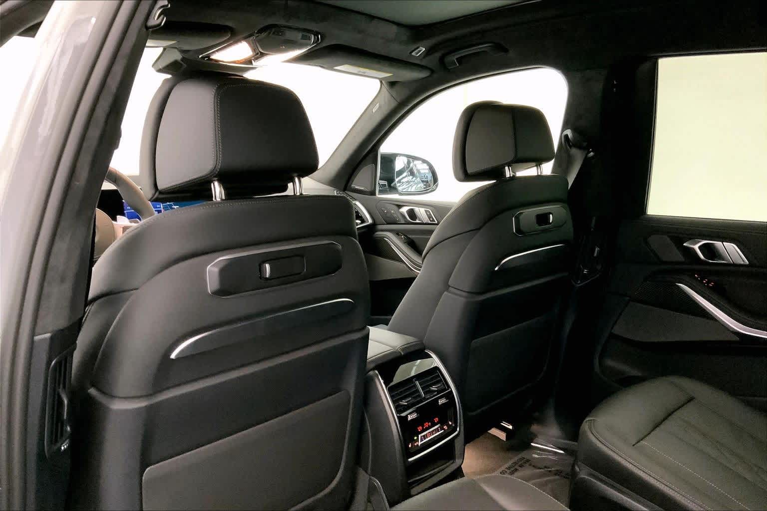 Thumbnail: 2026 BMW X7 - 12