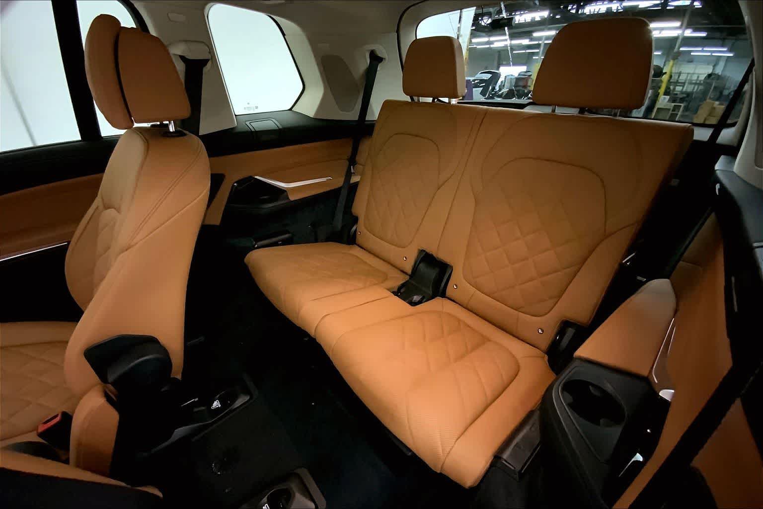 Thumbnail: 2026 BMW X7 - 13