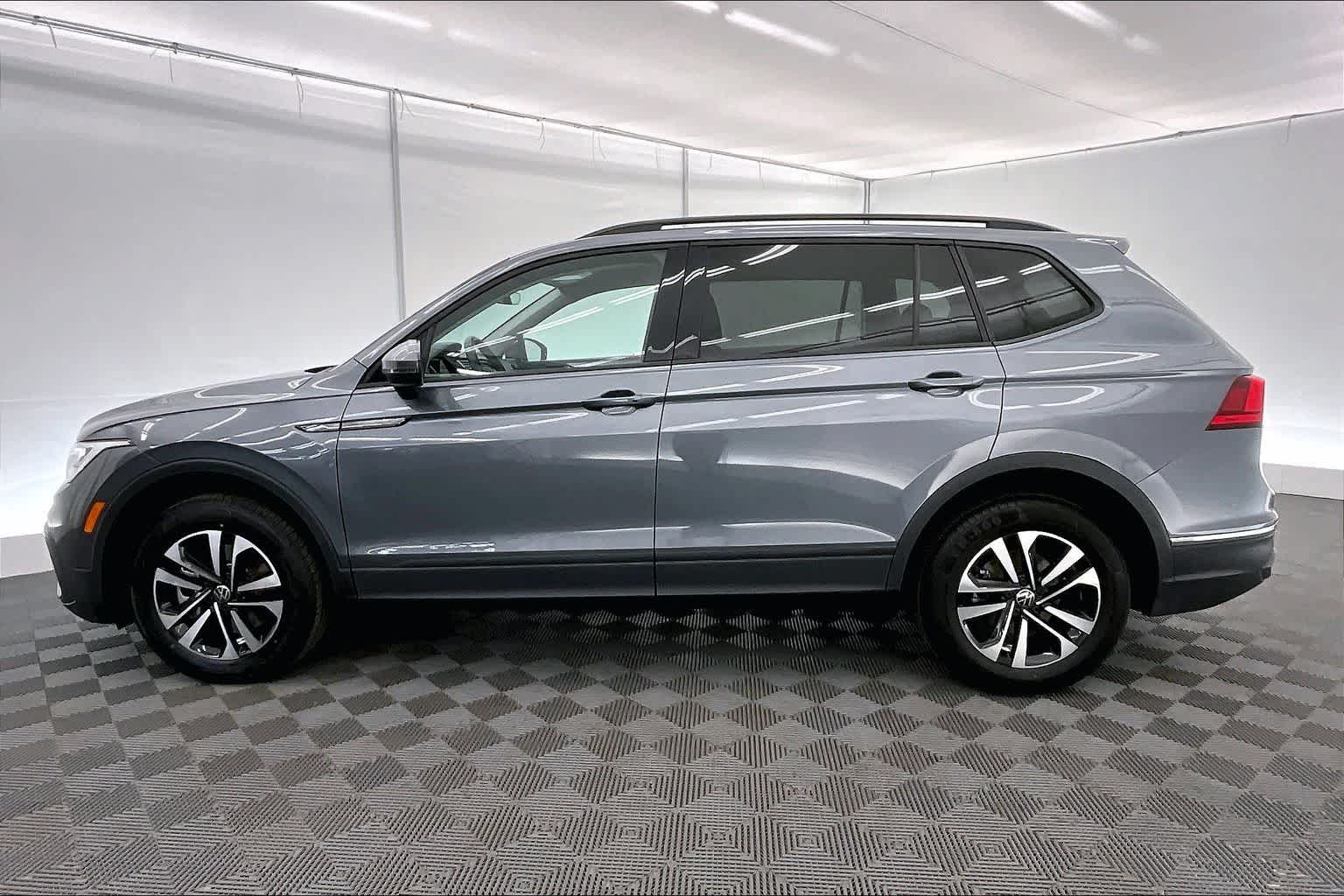 Thumbnail: 2024 Volkswagen Tiguan - 3