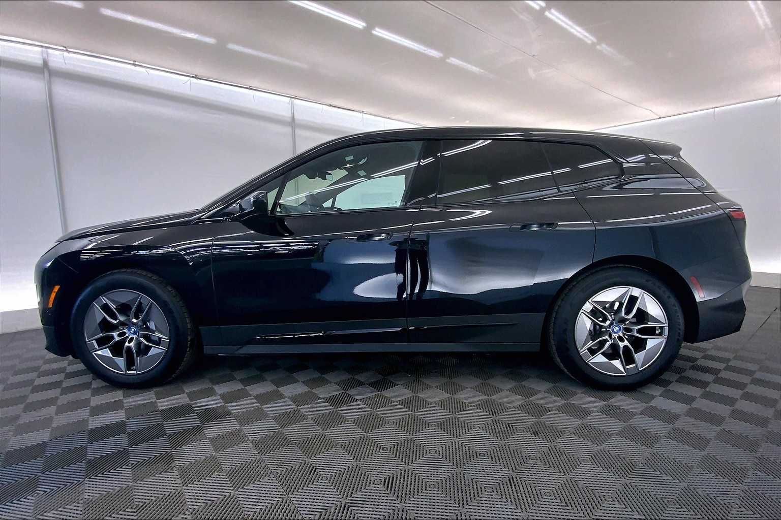 Thumbnail: 2022 BMW iX - 3