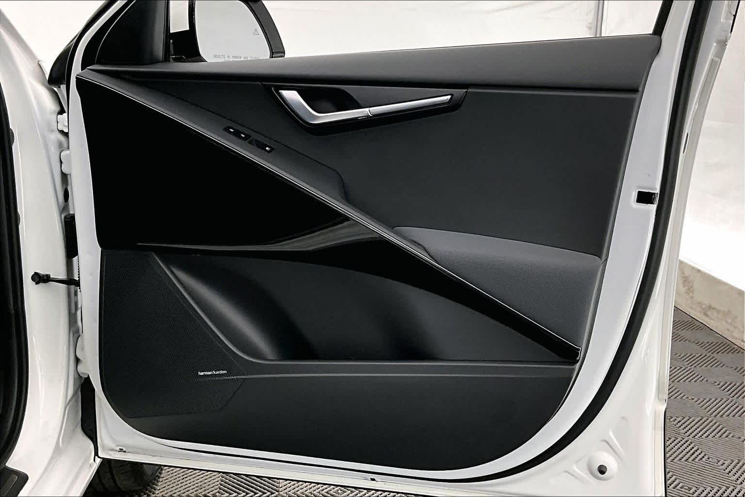 Thumbnail: 2023 Kia Niro - 28