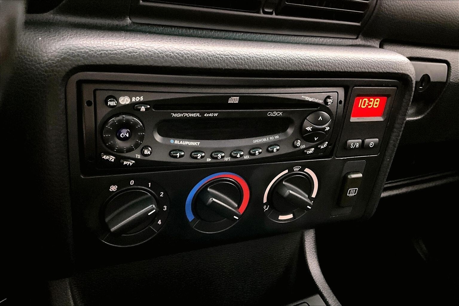 Thumbnail: 2000 BMW 2 Series - 25