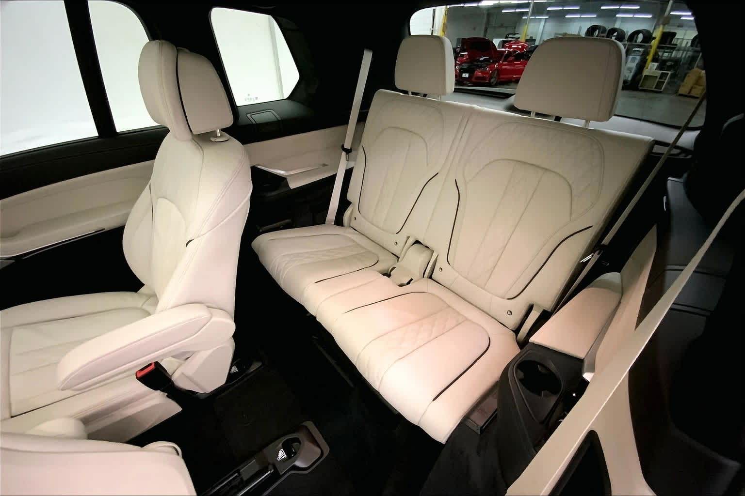 Thumbnail: 2026 BMW X7 - 13