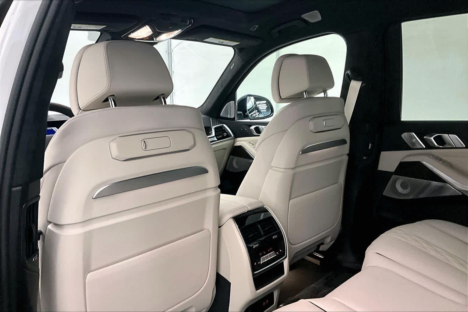 Thumbnail: 2026 BMW X7 - 12