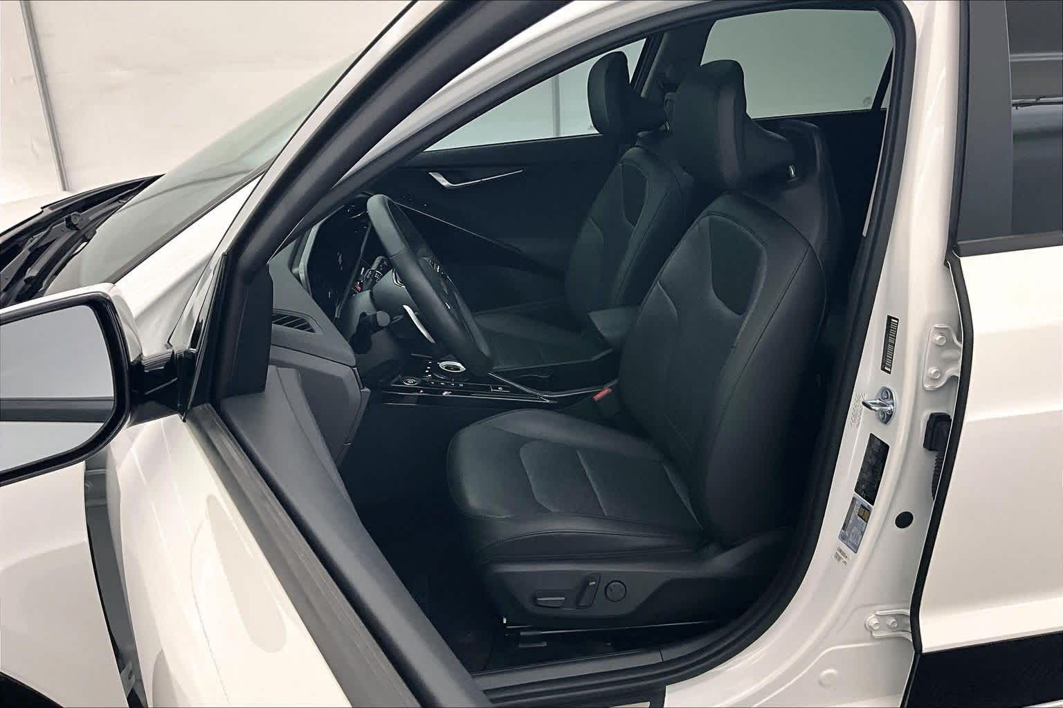 Thumbnail: 2023 Kia Niro - 11