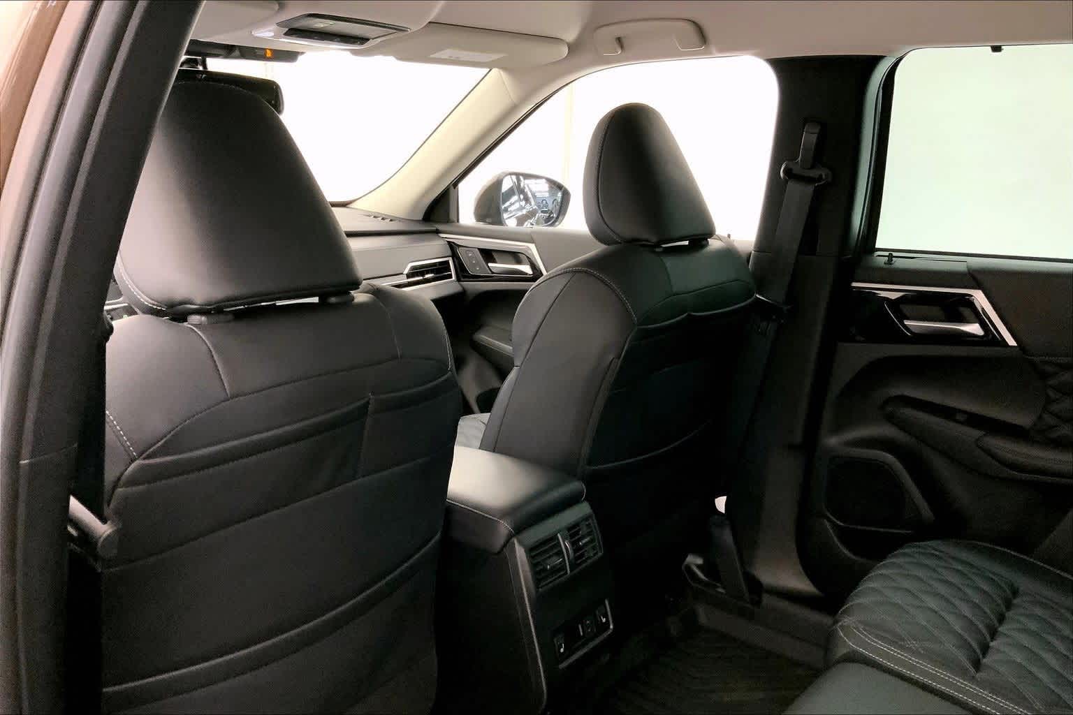 Thumbnail: 2023 Mitsubishi Outlander - 12