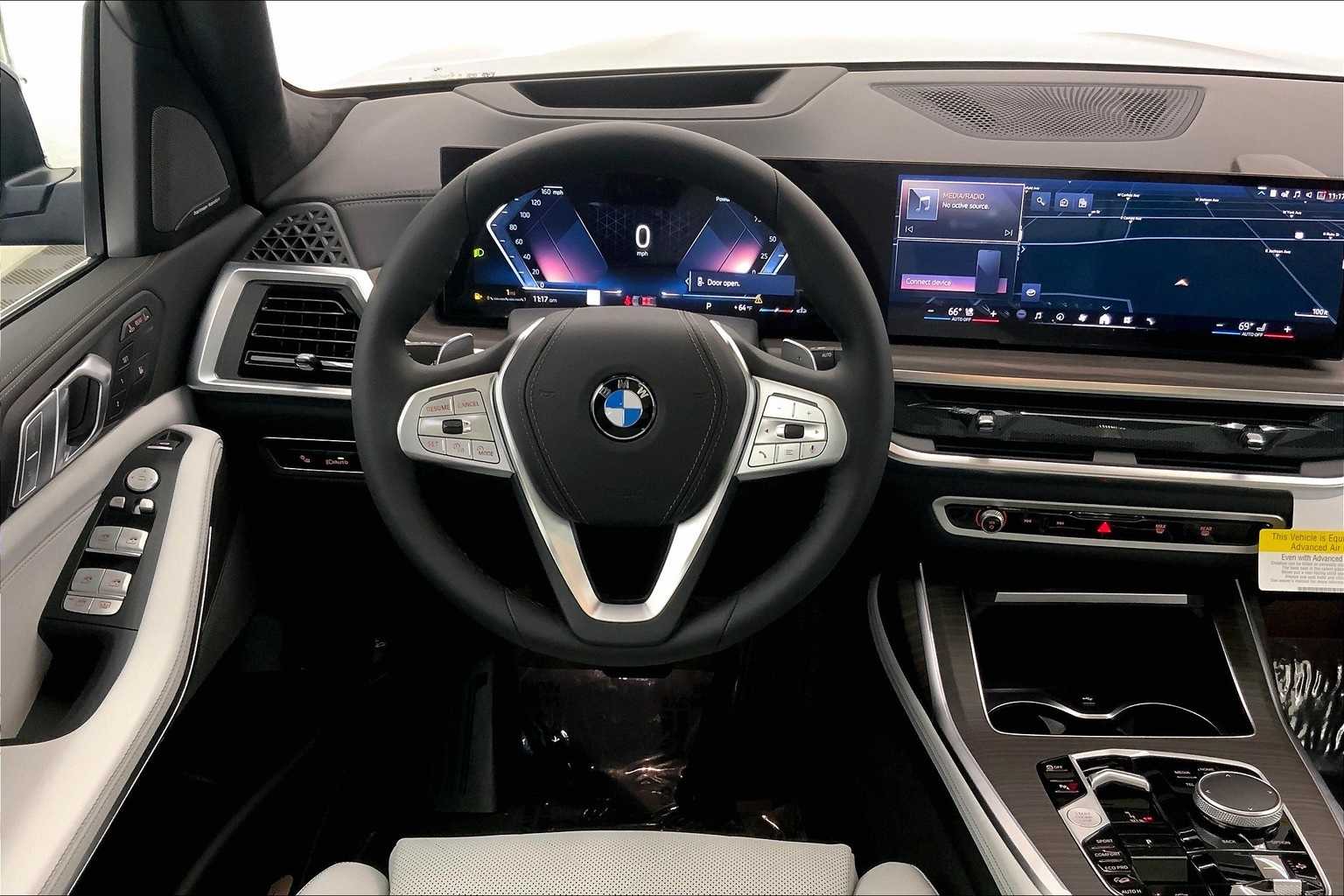Thumbnail: 2026 BMW X7 - 15