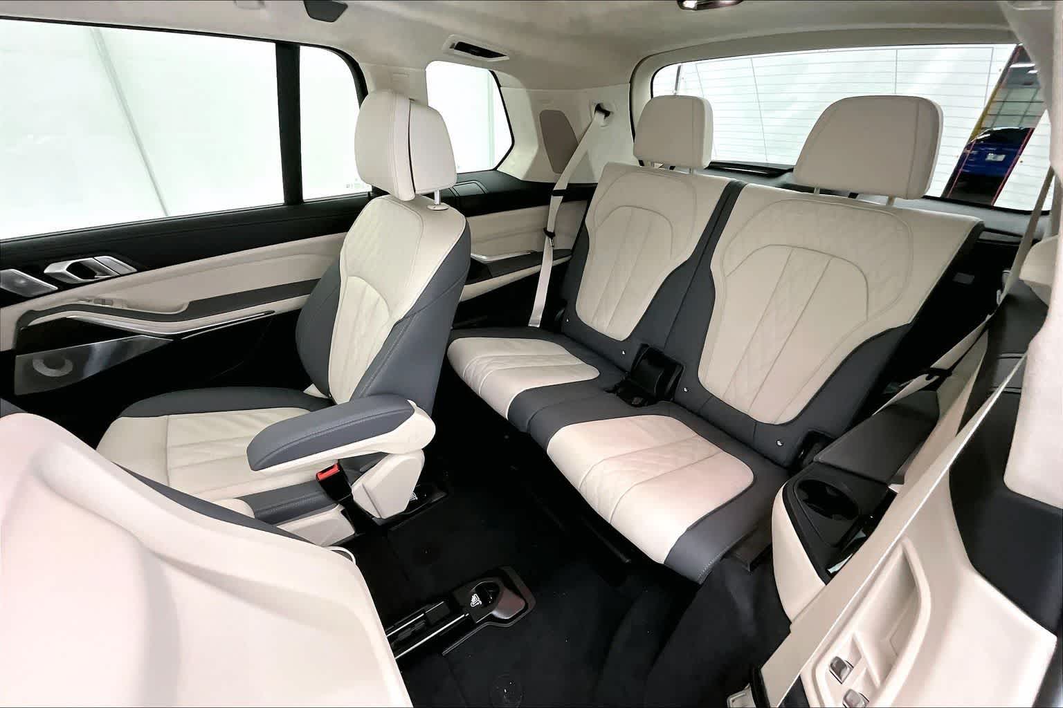 Thumbnail: 2026 BMW X7 - 13