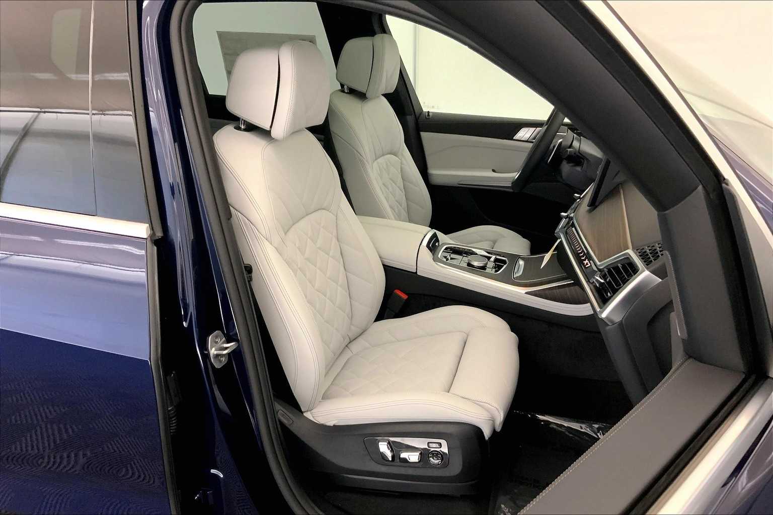 Thumbnail: 2026 BMW X7 - 14