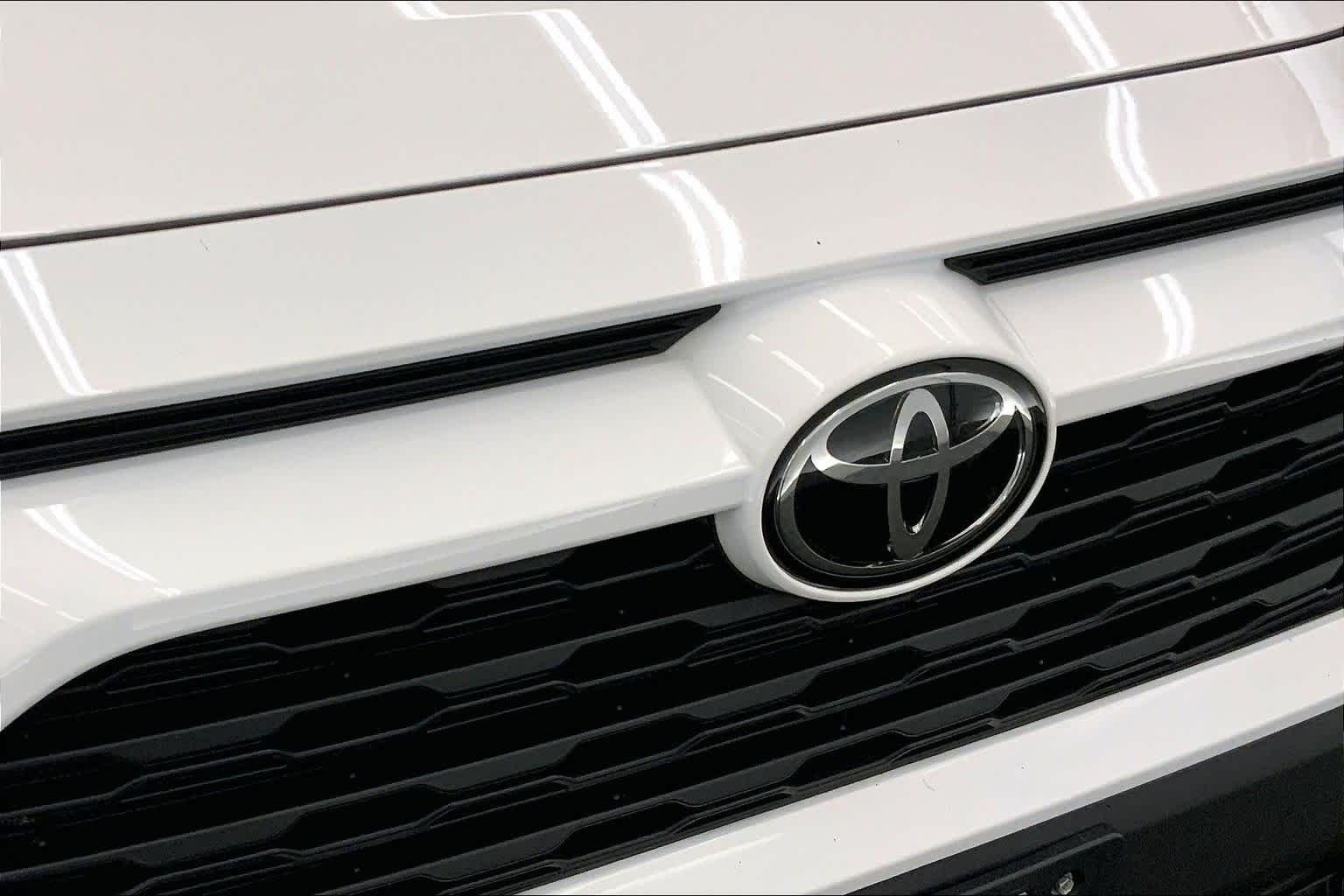 Thumbnail: 2021 Toyota RAV4 - 33