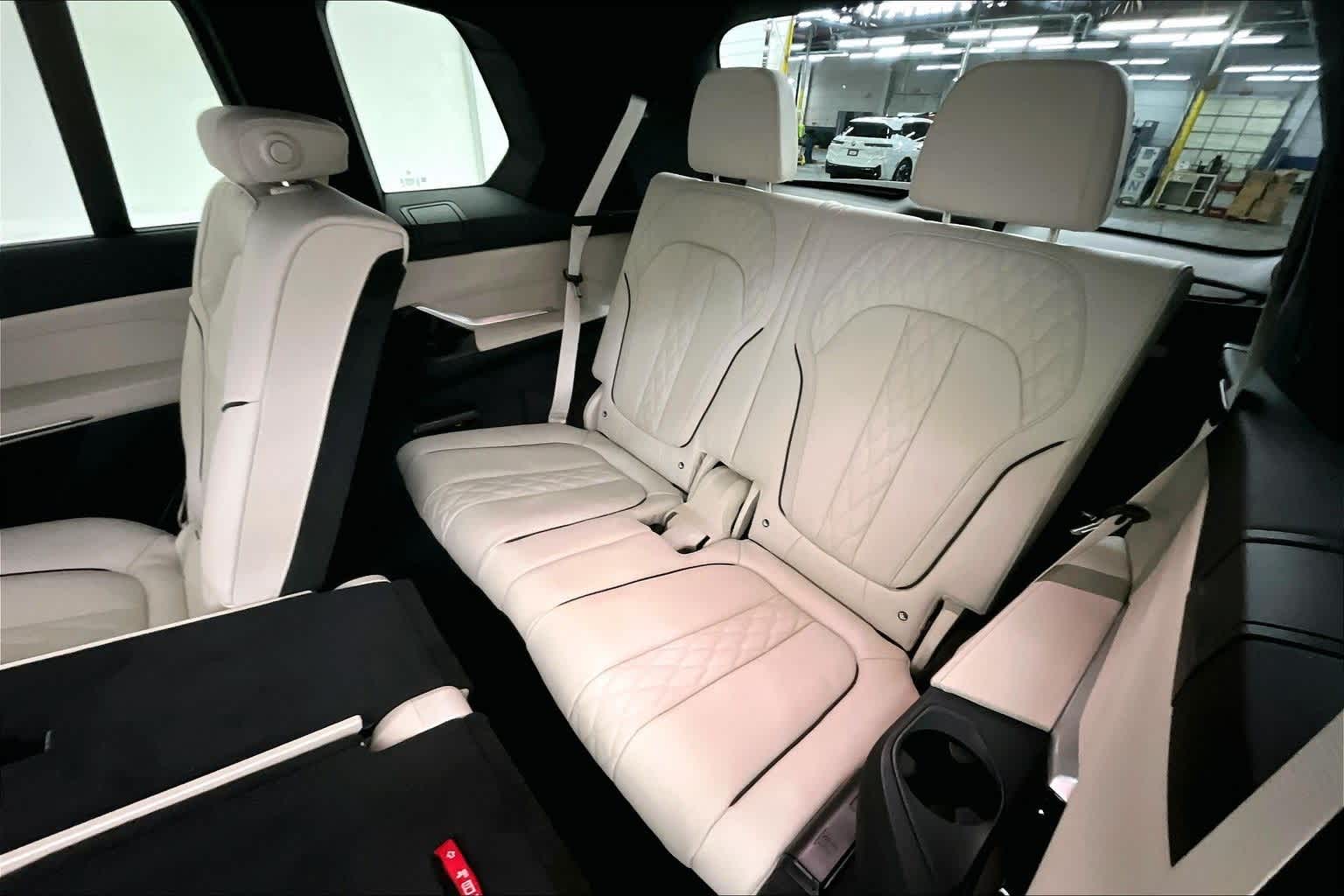 Thumbnail: 2026 BMW X7 - 13