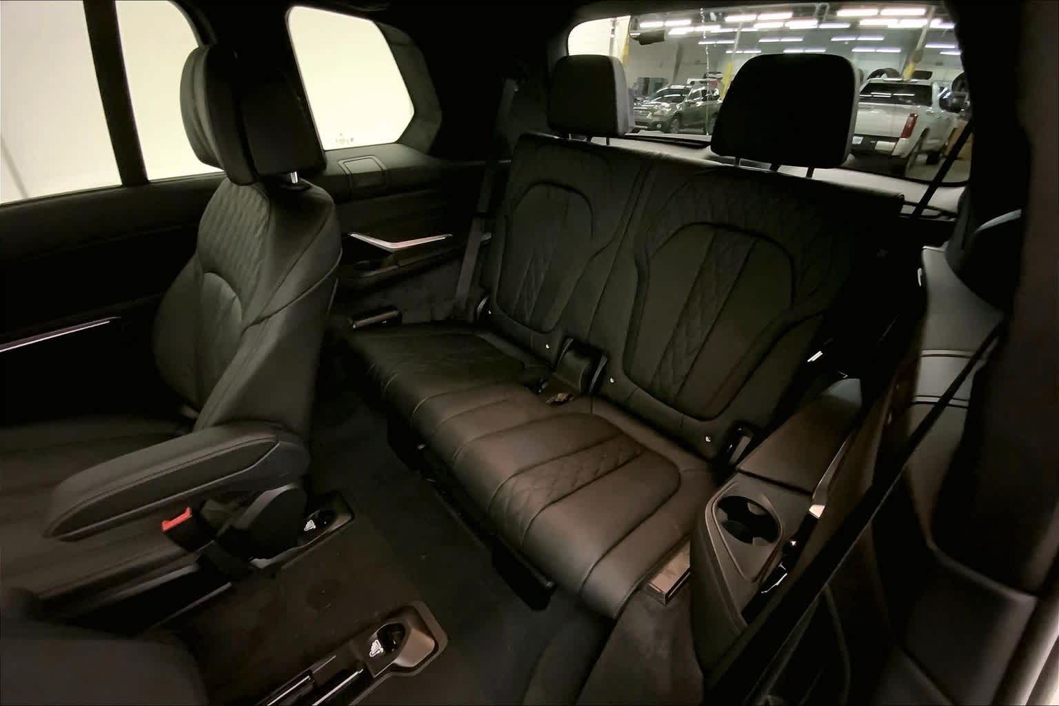 Thumbnail: 2026 BMW X7 - 13