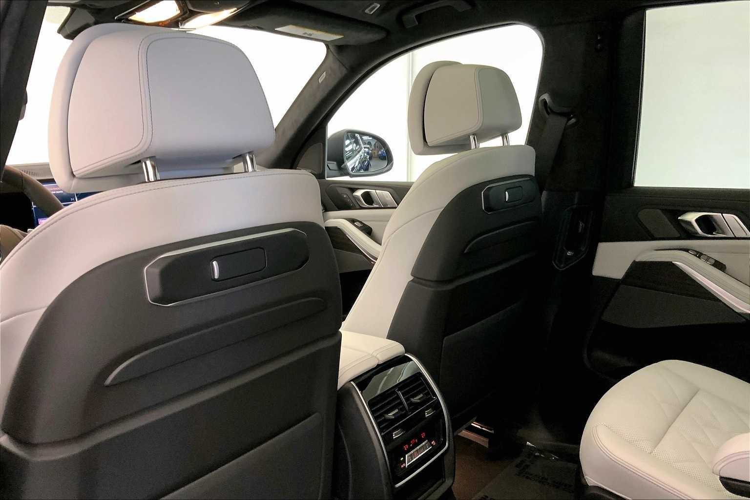 Thumbnail: 2026 BMW X7 - 12