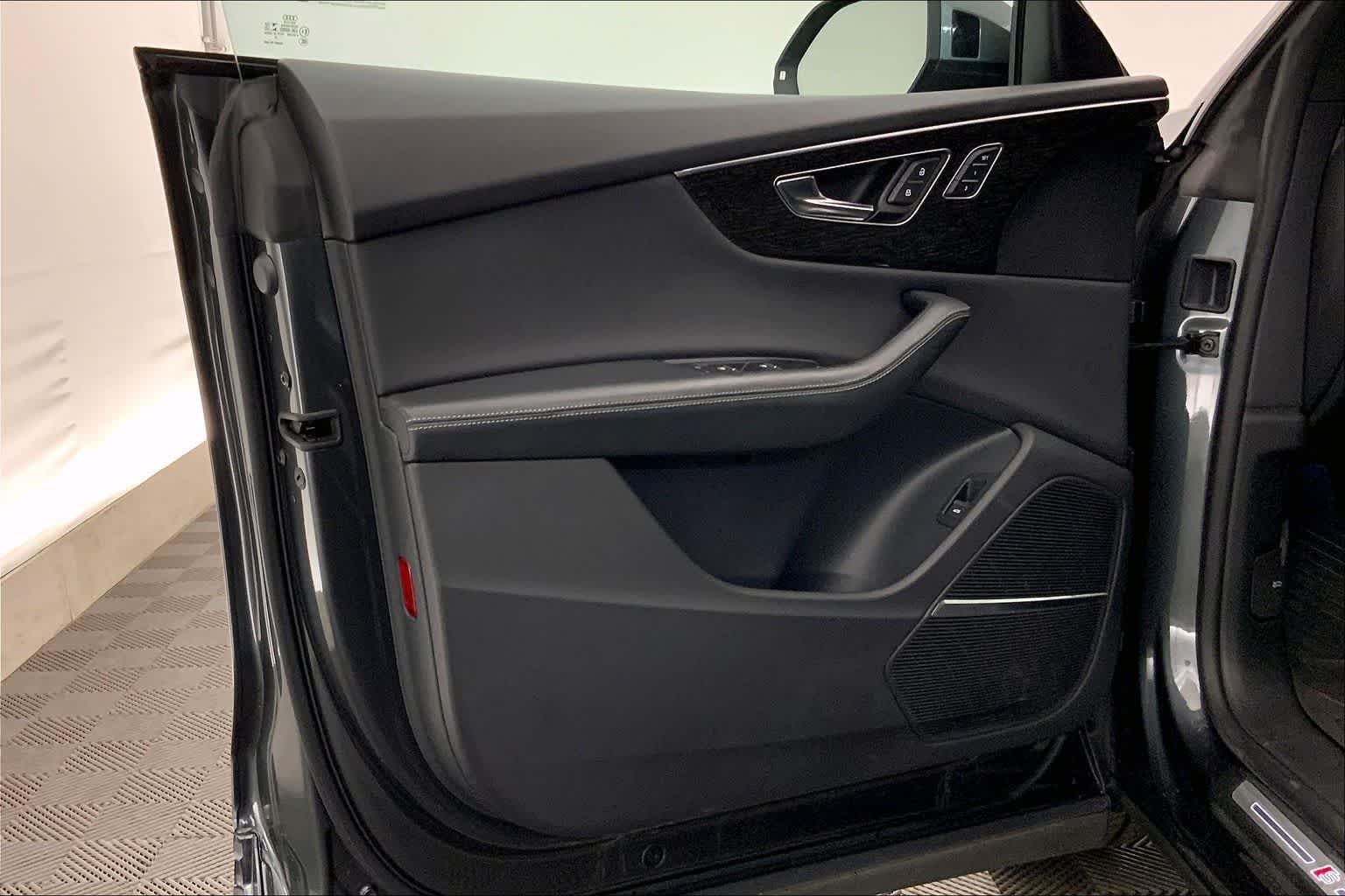 Thumbnail: 2022 Audi Q8 - 27