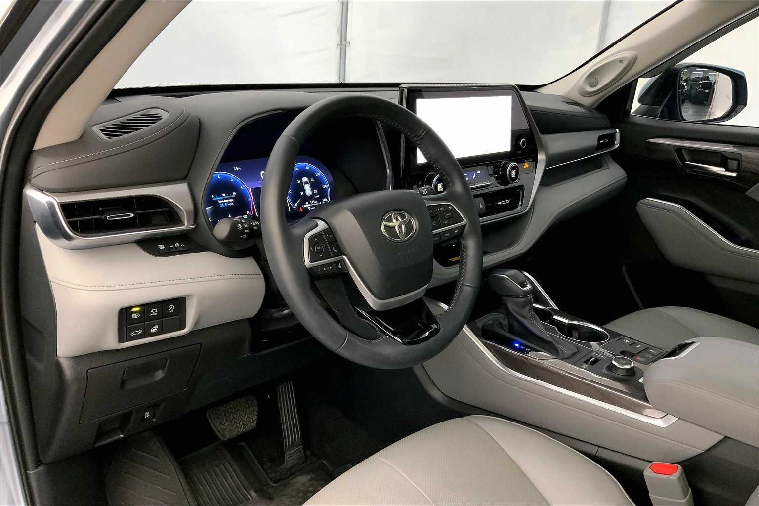 2023 Toyota Highlander Platinum photo 2