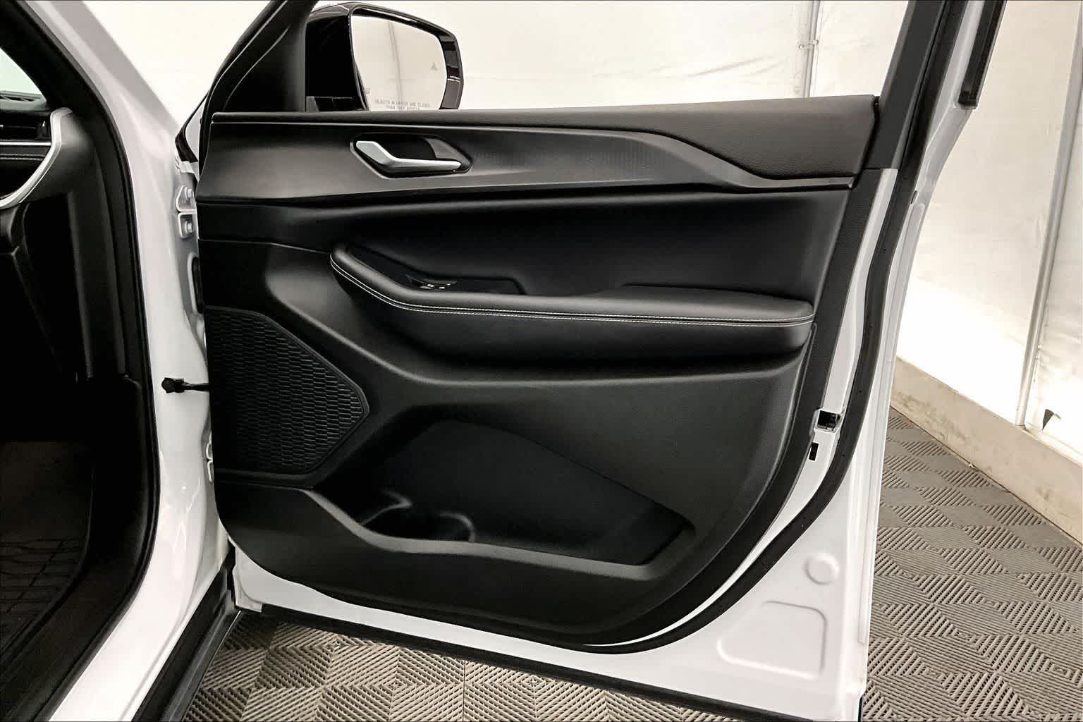 Thumbnail: 2023 Jeep Grand Cherokee - 28