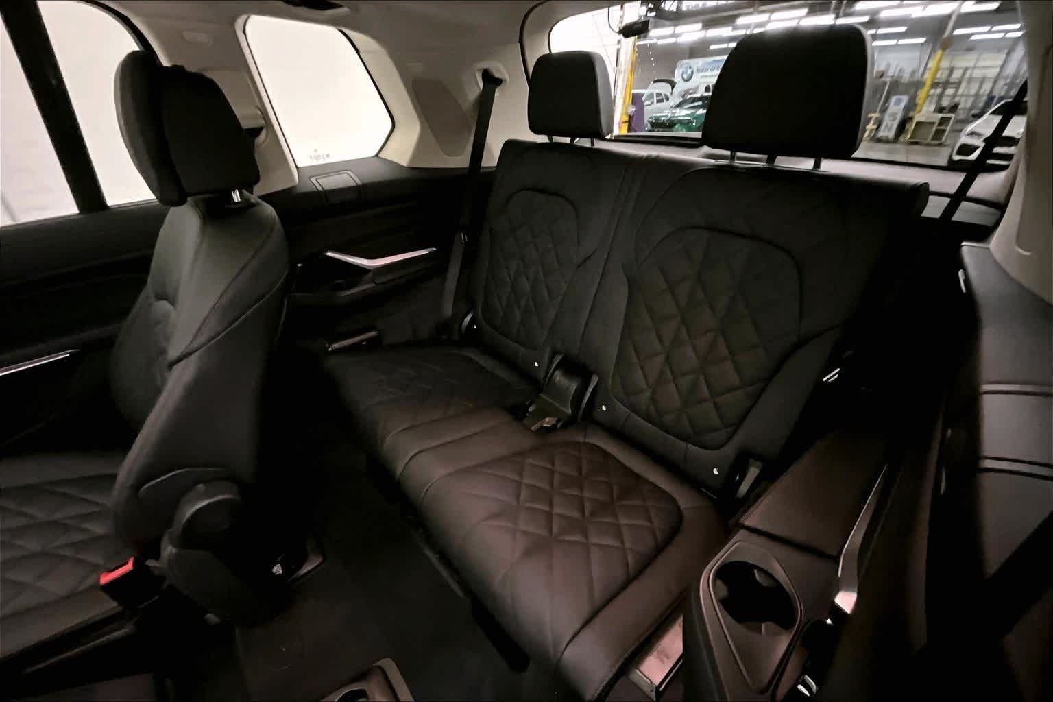 Thumbnail: 2026 BMW X7 - 13