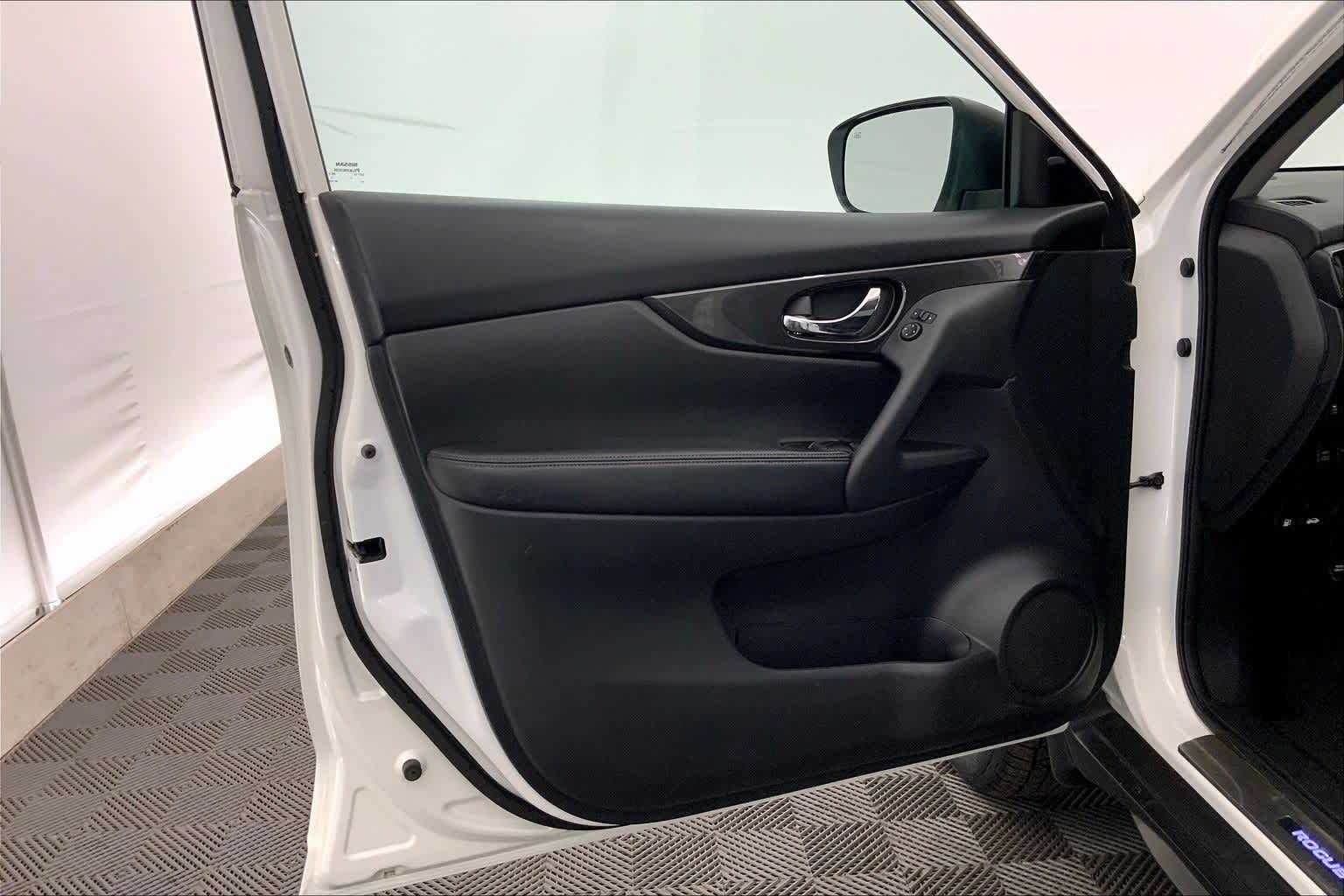 Thumbnail: 2017 Nissan Rogue - 27