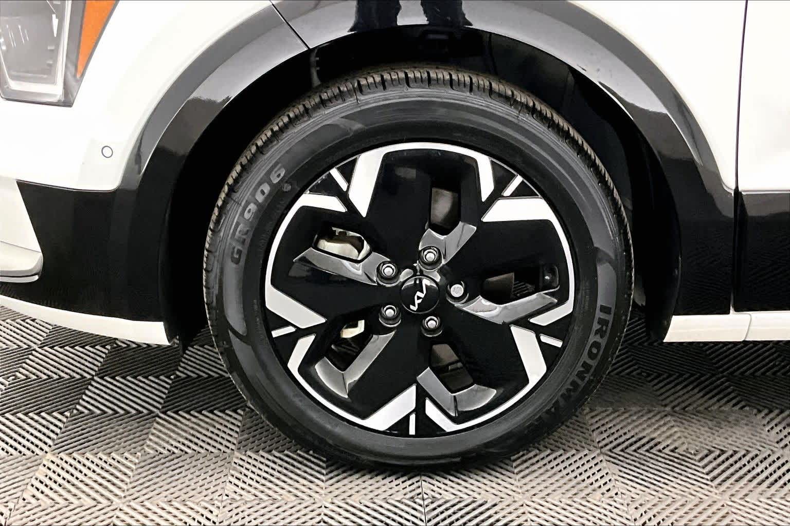 Thumbnail: 2023 Kia Niro - 8