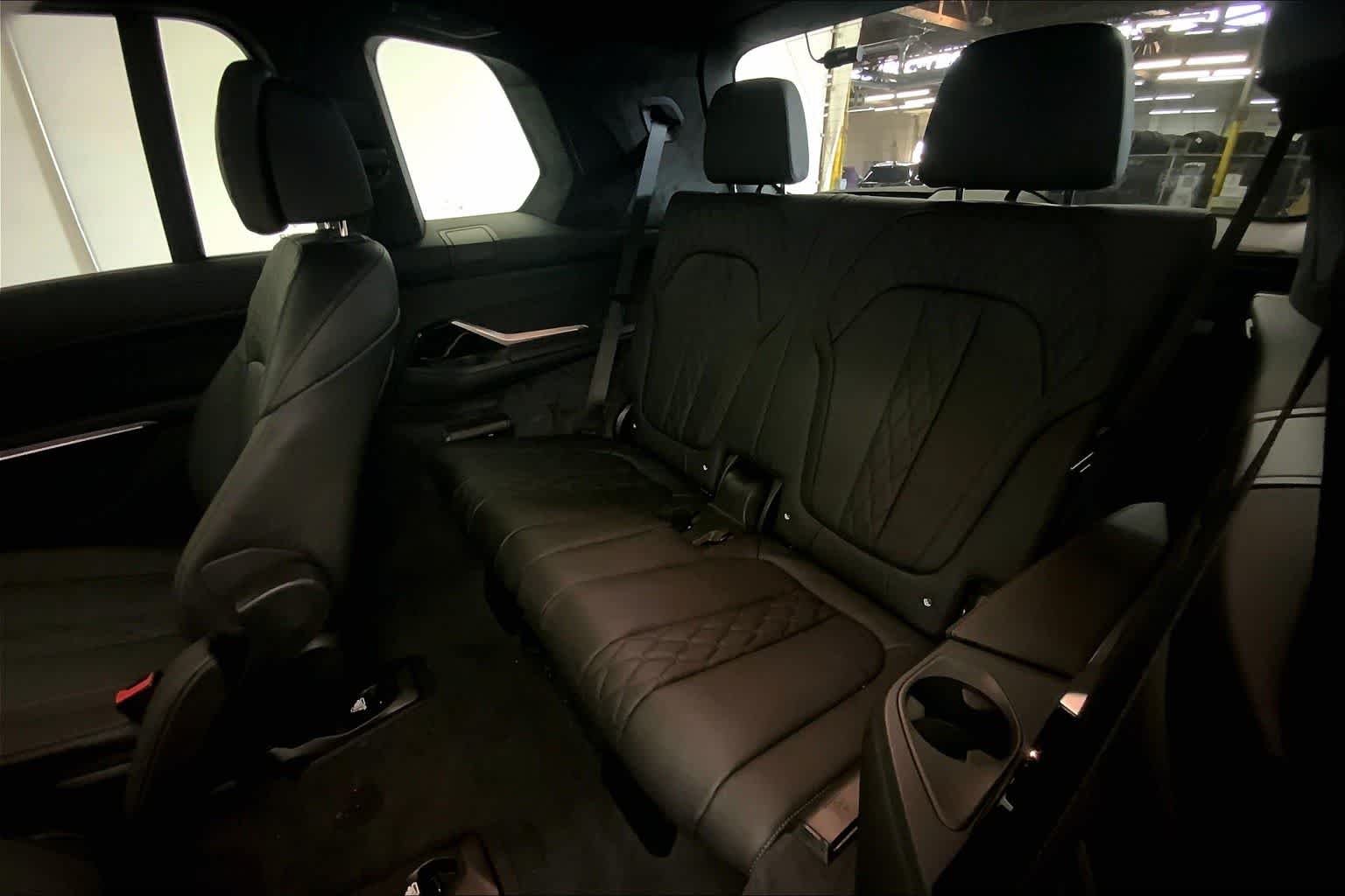 Thumbnail: 2026 BMW X7 - 13