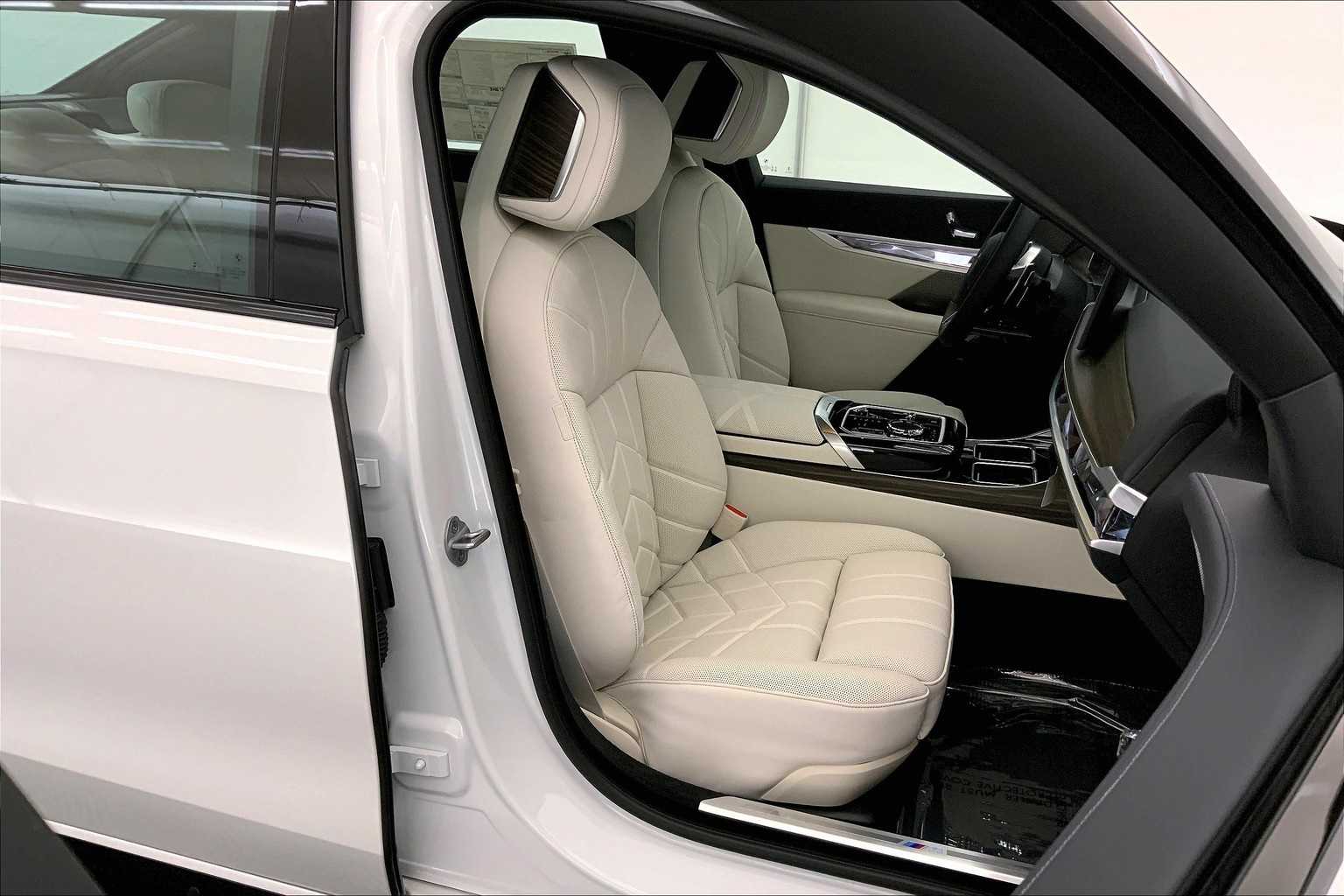 Thumbnail: 2025 BMW 7 Series - 14