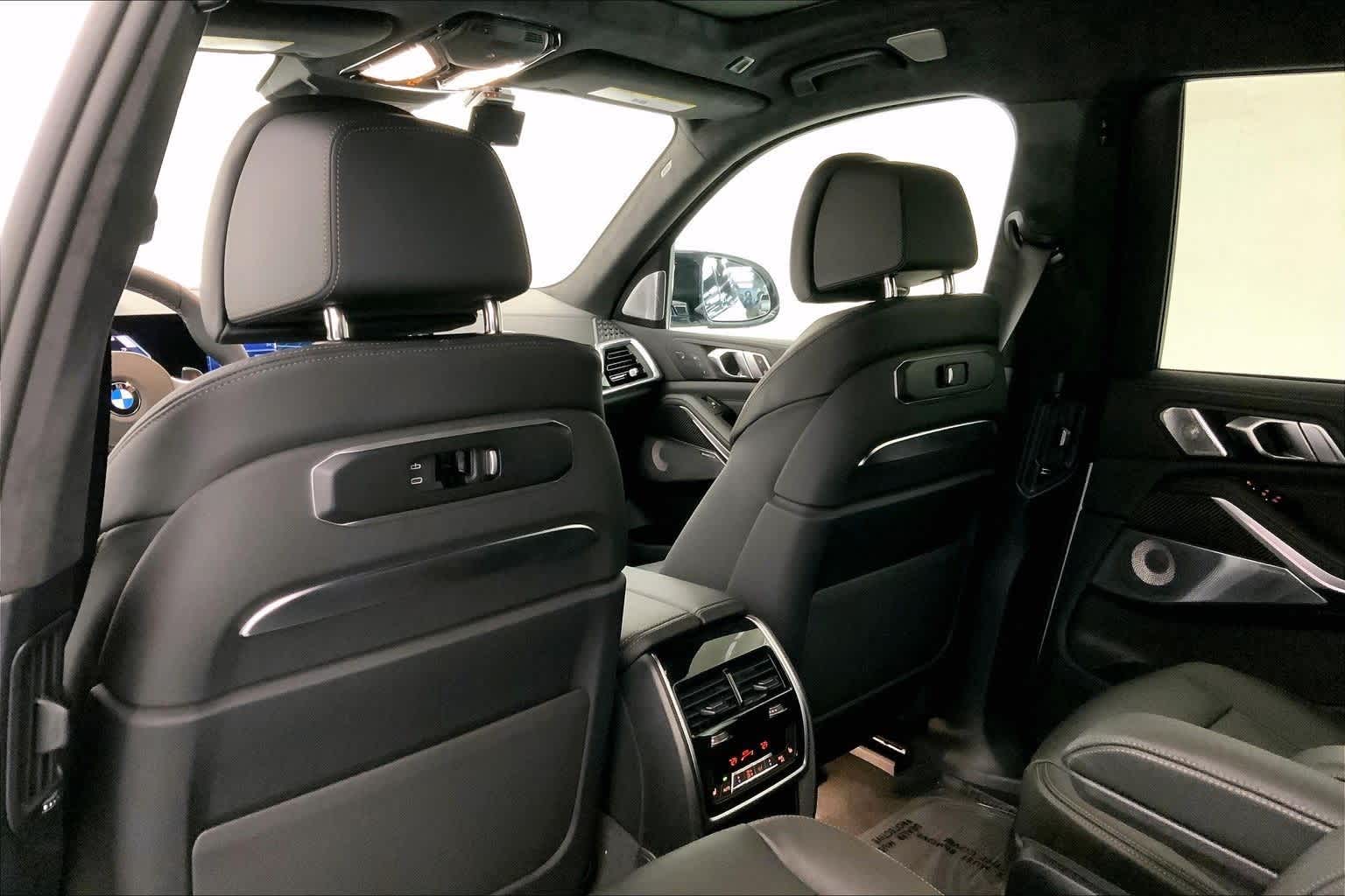 Thumbnail: 2026 BMW X7 - 12