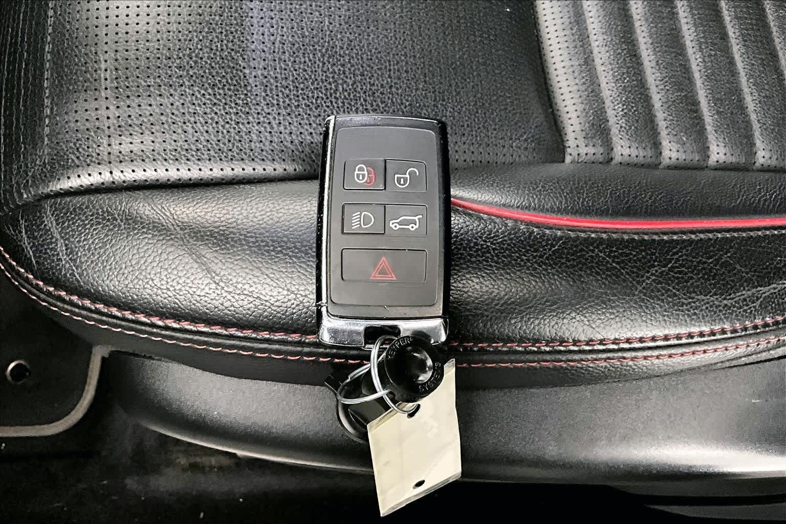 Thumbnail: 2020 Land Rover Discovery Sport - 19