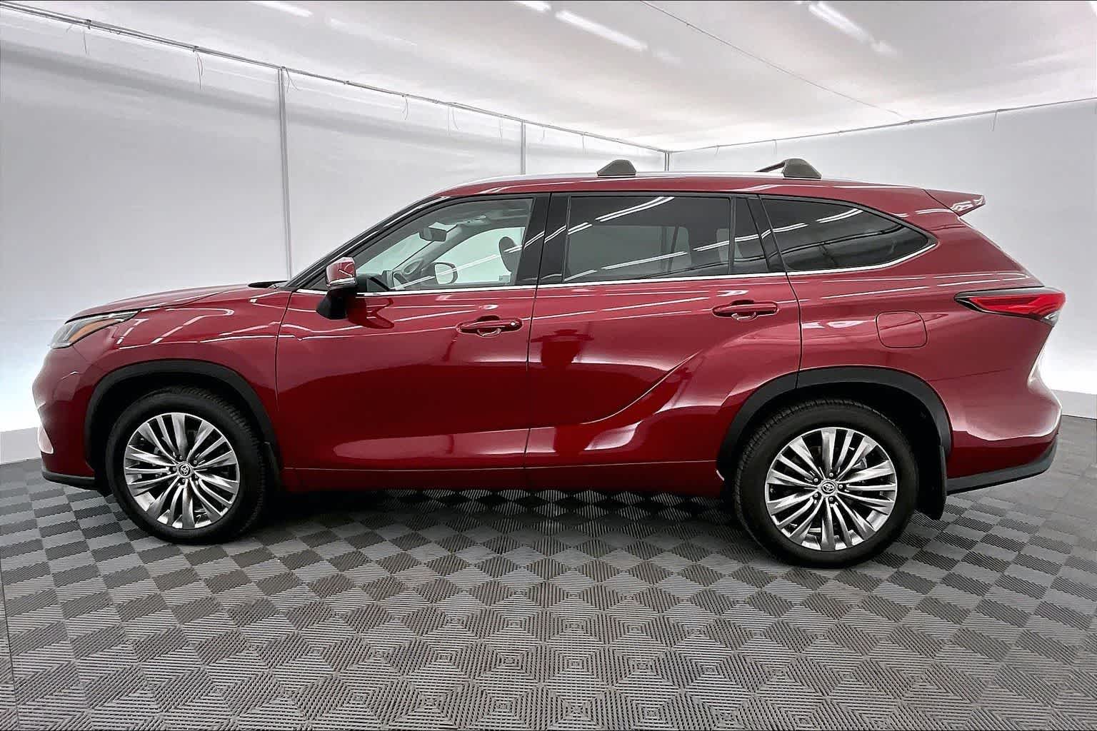 Thumbnail: 2022 Toyota Highlander - 3