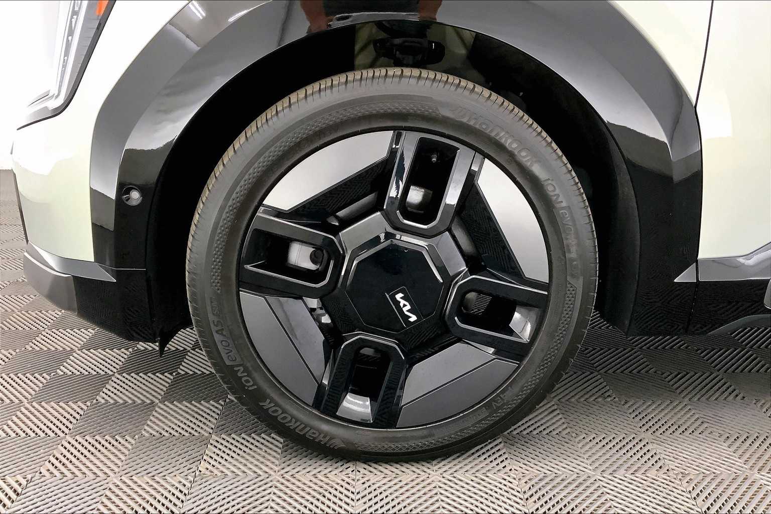 Thumbnail: 2024 Kia EV9 - 8