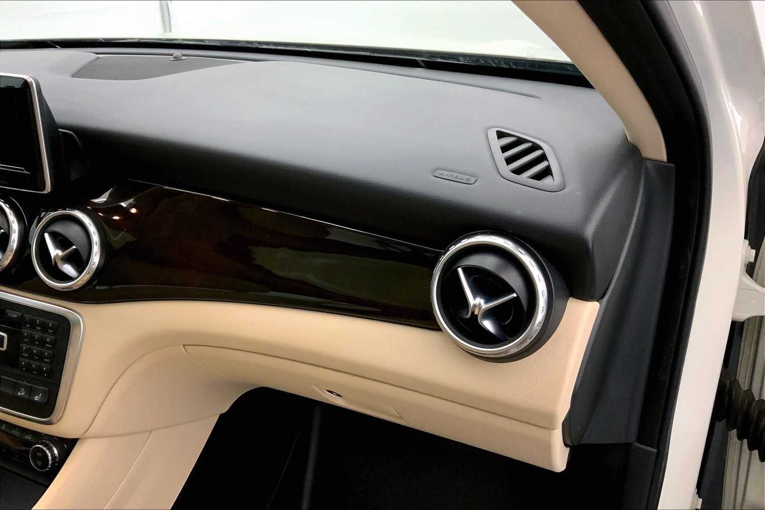 Thumbnail: 2015 Mercedes-Benz GLA - 23