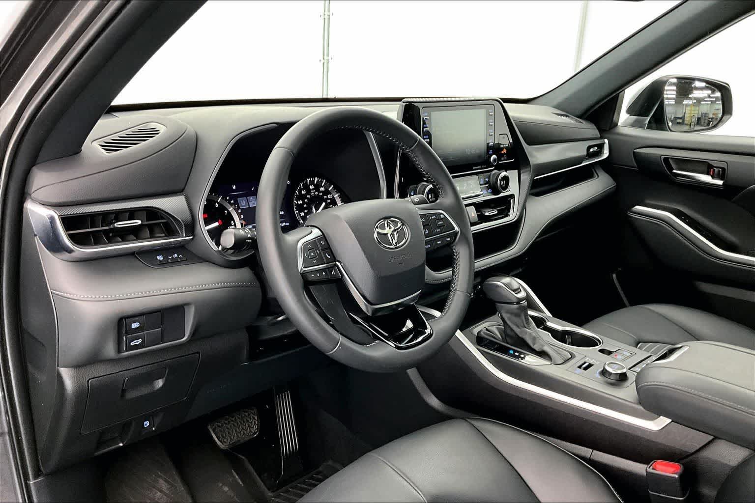 Thumbnail: 2021 Toyota Highlander - 2