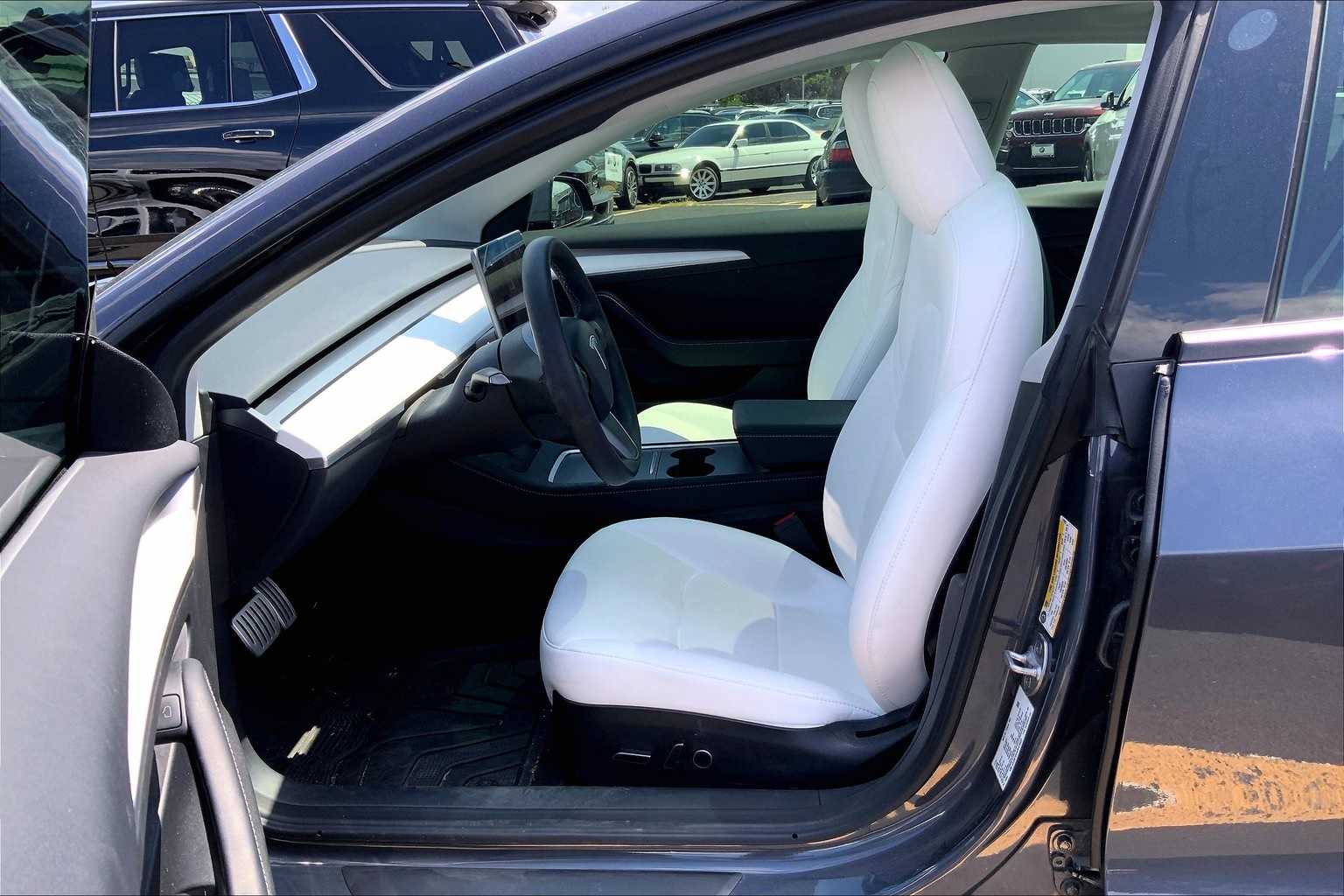 Thumbnail: 2023 Tesla Model 3 - 11