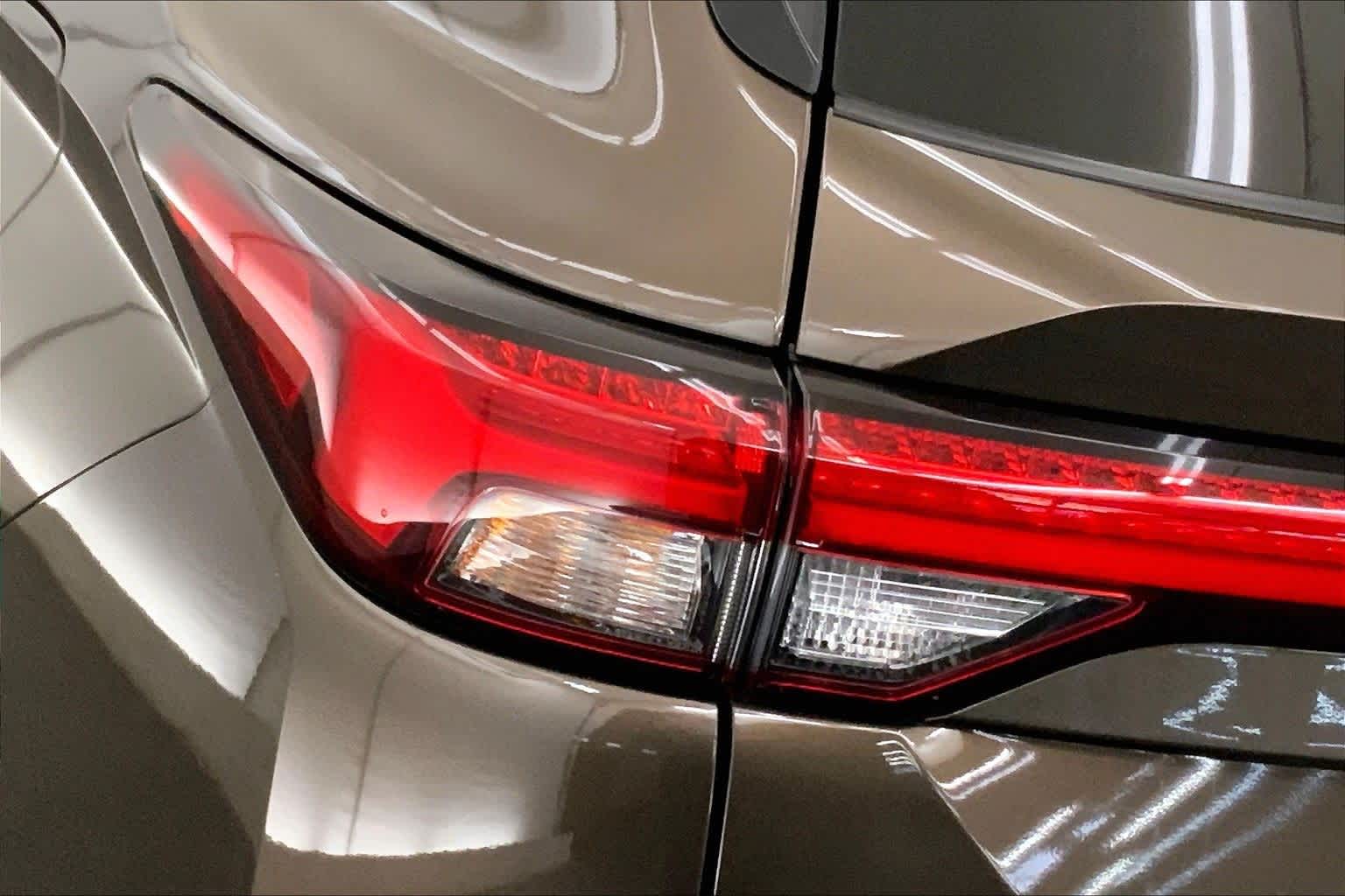 Thumbnail: 2023 Mitsubishi Outlander - 32