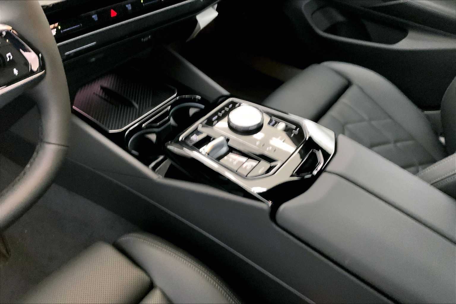 Thumbnail: 2025 BMW 5 Series - 17