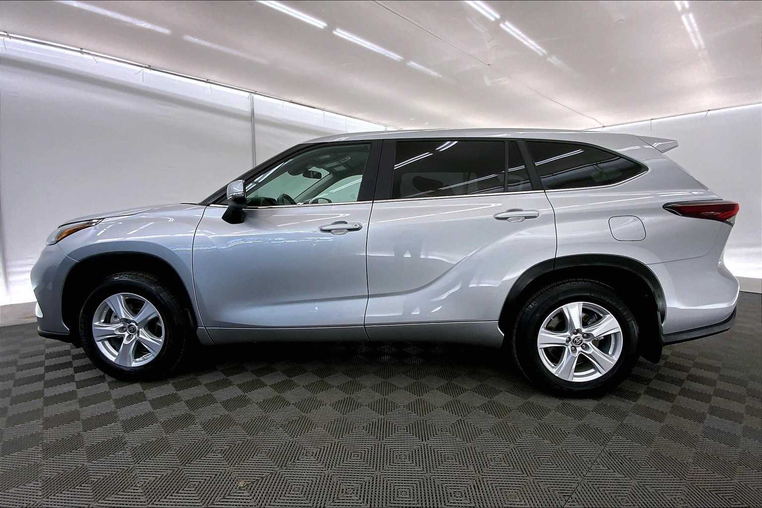 2024 Toyota Highlander LE photo 3