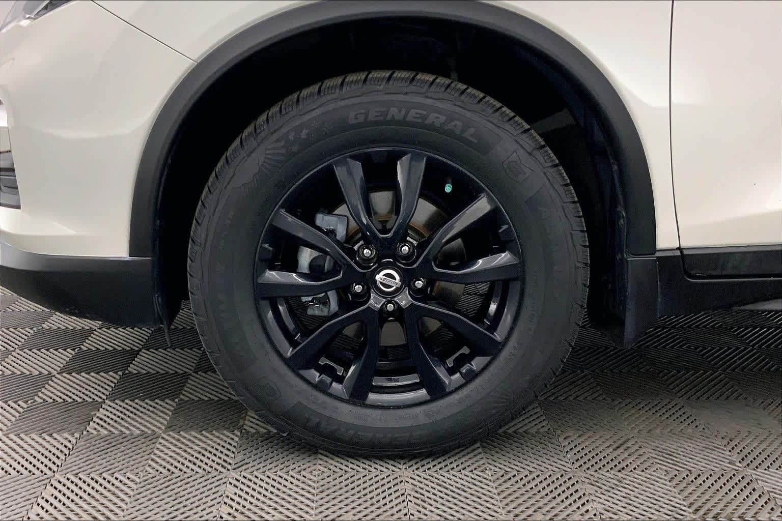 Thumbnail: 2017 Nissan Rogue - 8