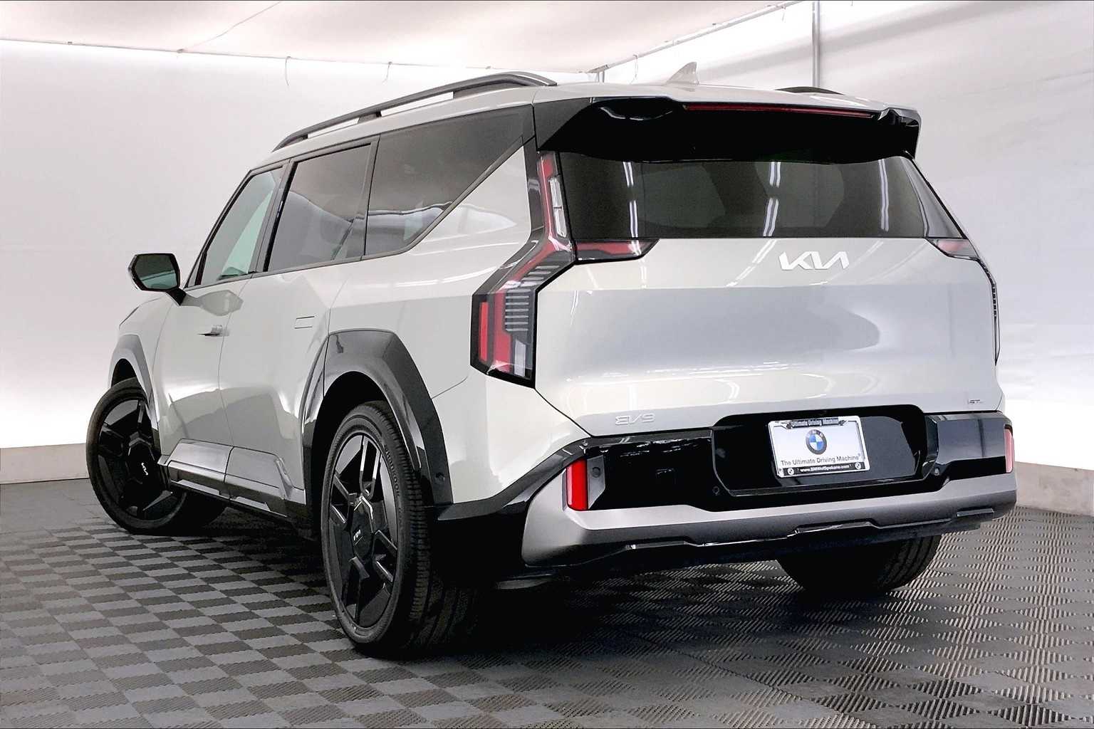 Thumbnail: 2024 Kia EV9 - 4