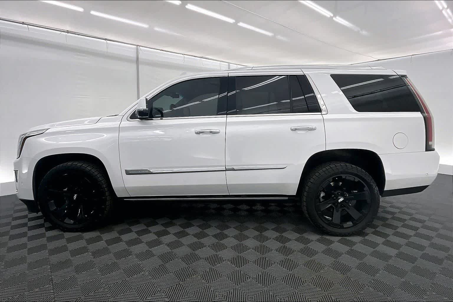 Thumbnail: 2020 Cadillac Escalade - 3