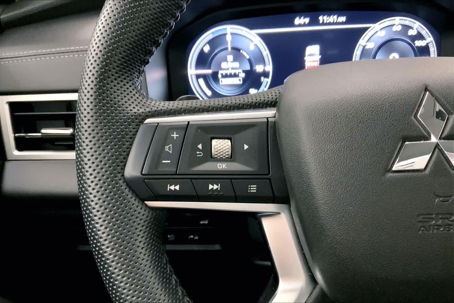 Thumbnail: 2023 Mitsubishi Outlander - 24