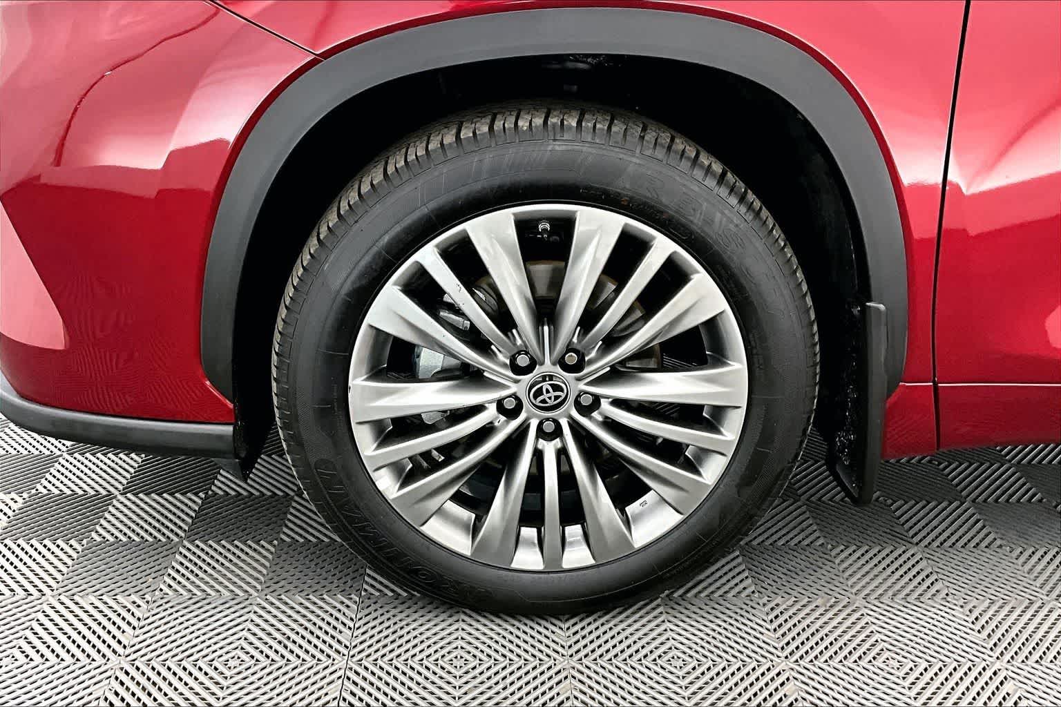 Thumbnail: 2022 Toyota Highlander - 8