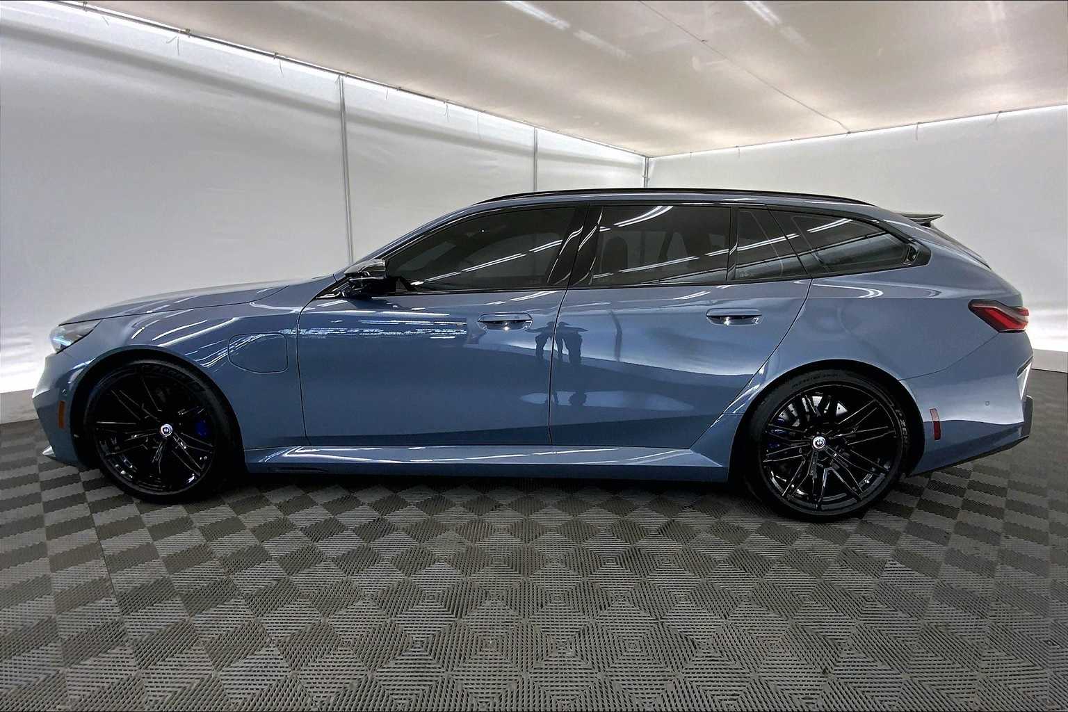 Thumbnail: 2025 BMW M5 - 3