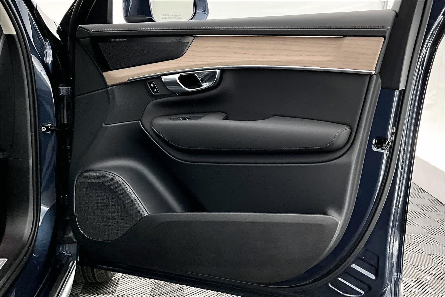 Thumbnail: 2025 Volvo XC90 - 28