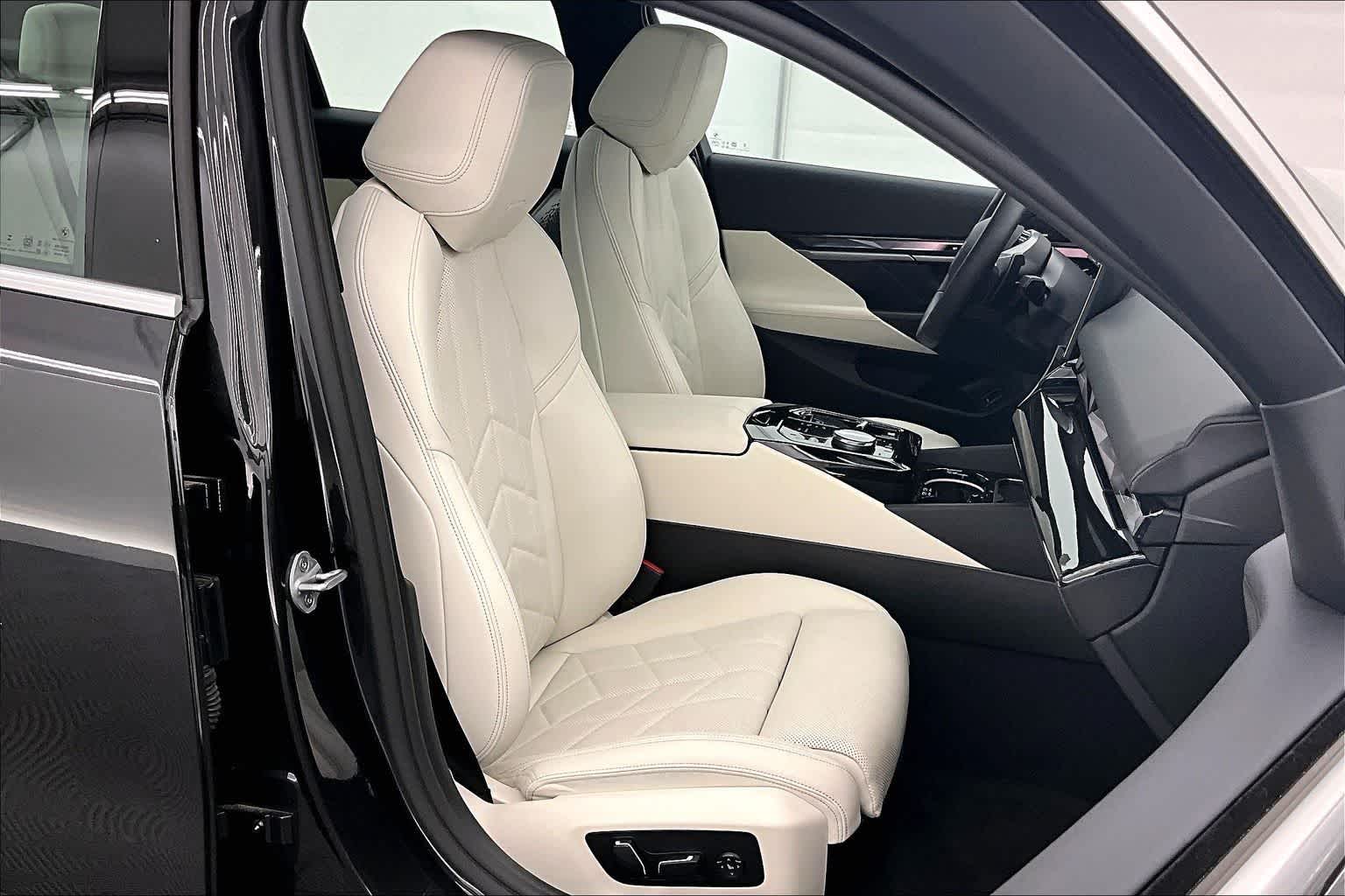 Thumbnail: 2026 BMW 5 Series - 13