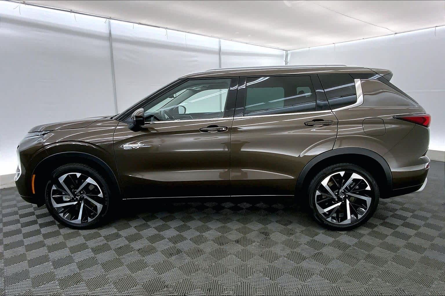 Thumbnail: 2023 Mitsubishi Outlander - 3