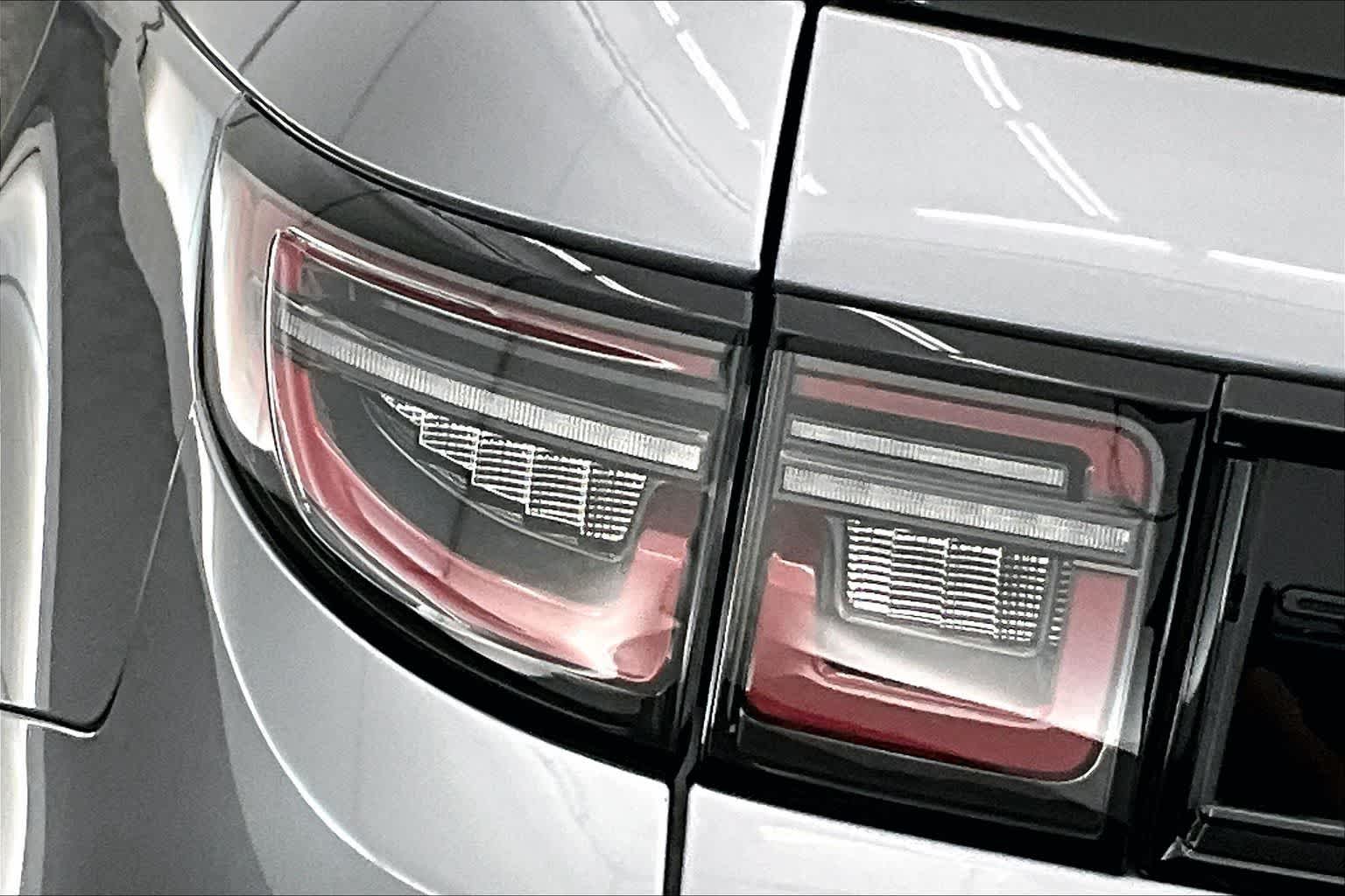 Thumbnail: 2022 Land Rover Discovery Sport - 32