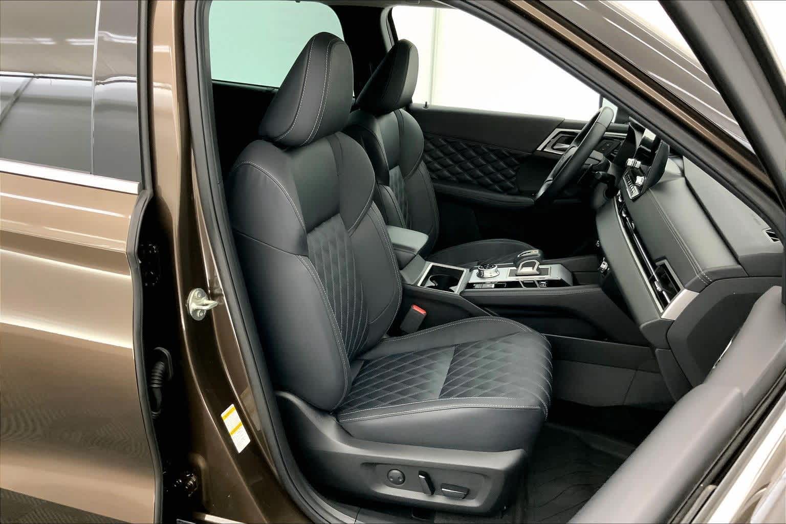 Thumbnail: 2023 Mitsubishi Outlander - 13