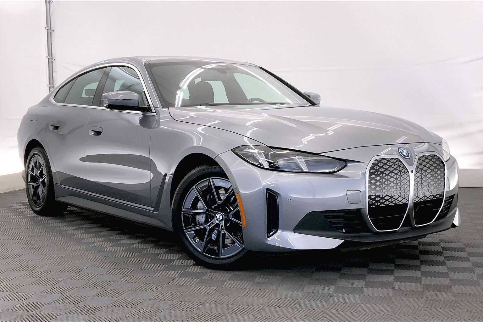 Thumbnail: 2025 BMW i4 - 21