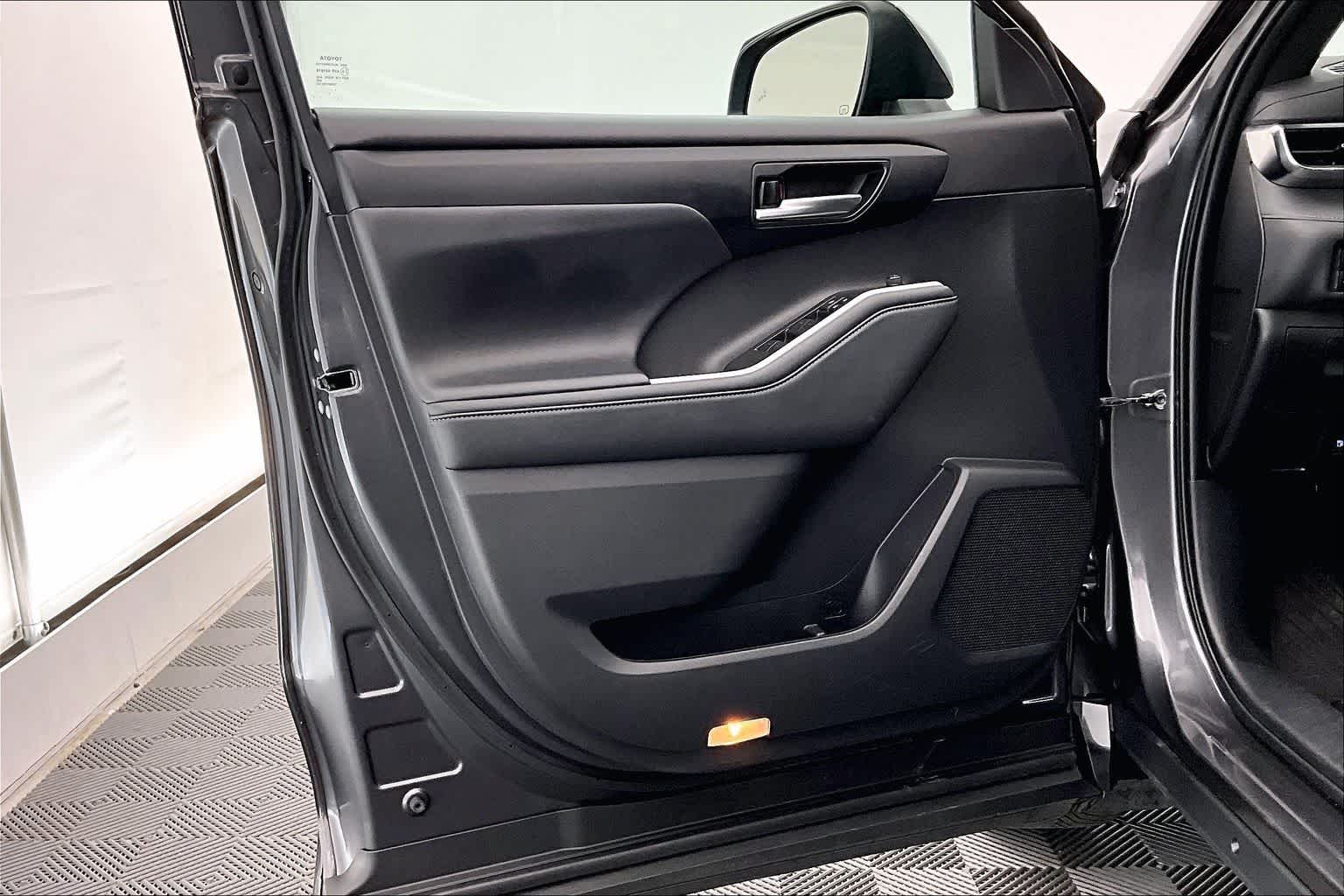 Thumbnail: 2021 Toyota Highlander - 27