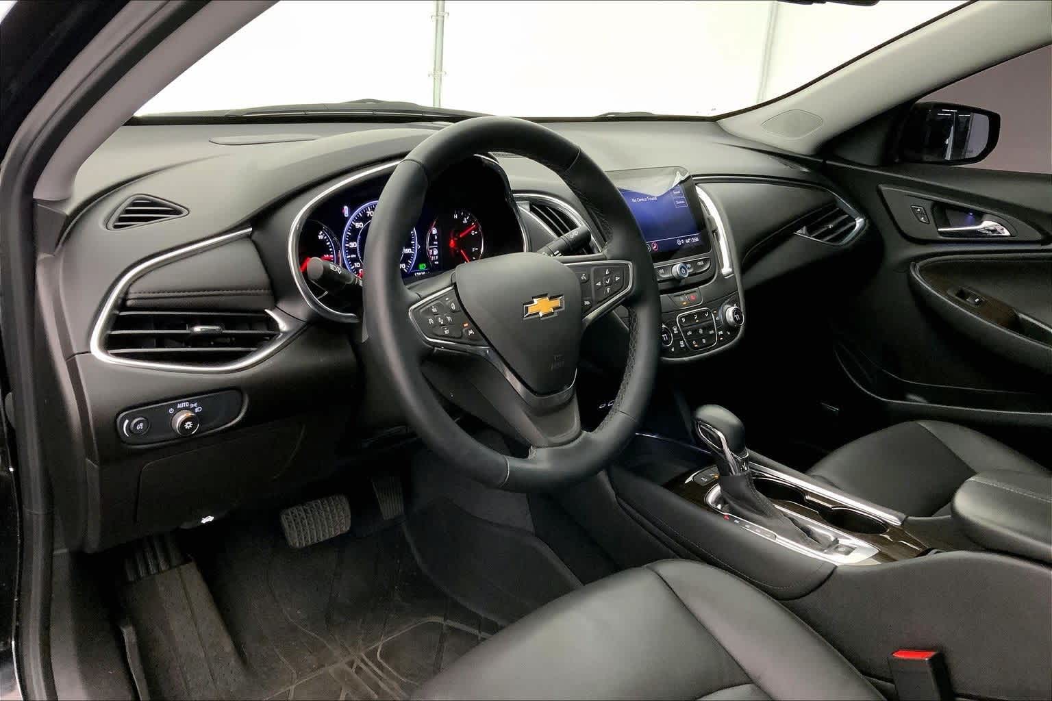 2024 Chevrolet Malibu Premier 2LT photo 2