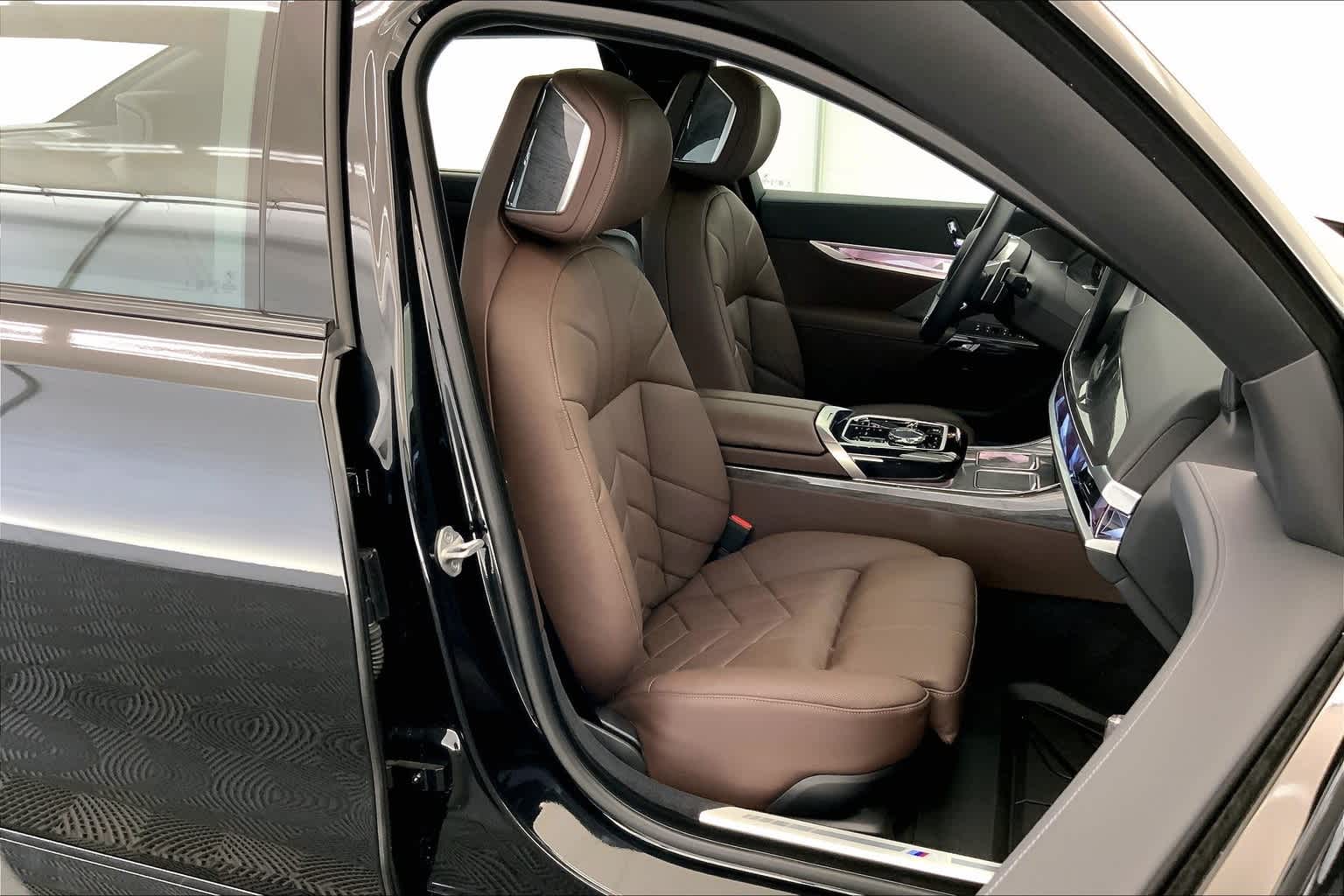 Thumbnail: 2024 BMW 7 Series - 13